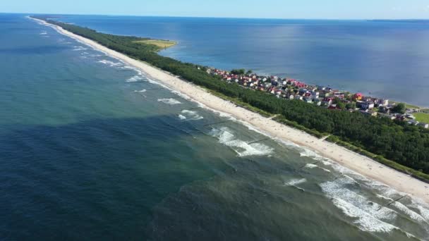 Plaża w pięknym mieście Chalupy Resort w Polsce. Wideo lotnicze. Baltic Sea. Waves przybywających. — Wideo stockowe