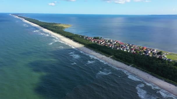 Praia na bela cidade Chalupy resort na Polônia. Vídeo aéreo. Mar Báltico. Ondas a chegar. . — Vídeo de Stock