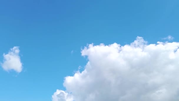 Budování mraků. Nadýchané bílé mraky nebeský čas vypršel. pomalu se pohybující mraky. B Roll Footage Cloudscape timelapse cloudy. záběry čas uplynout příroda 4k. pozadí uctívání křesťanský koncept. — Stock video