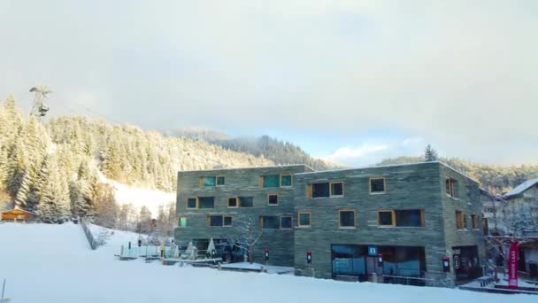 4k timelapse of moving gondolas in LAAX, Швейцарія. The Queue on the Ski Lift Натовп лижників зі скейдерів на Turnstile Gates — стокове відео