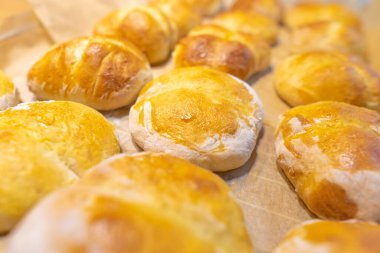 Elle yapılan lezzetli taze rulo ve kabuklu kapaklar. Fırından yeni çıkmış..