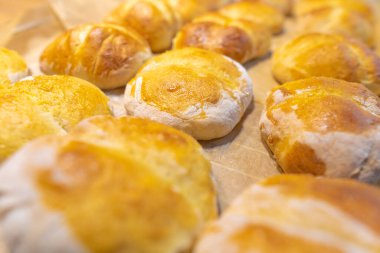 Taze pişmiş ekmekler kapalı, evde pişirilmiş ekmek çörekleri yığılmış.