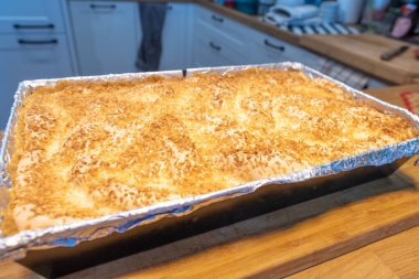 Fırından yeni çıkmış sıcak ev yapımı peynirli kek.