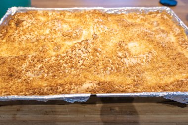 Fırından yeni çıkmış sıcak ev yapımı peynirli kek.