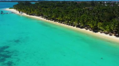 Rıhtım kıyısı boyunca sahil ve mercan resifi ve palmiye ağaçları Mauritius, Afrika, Mauritius adasının kıyısında rıhtım.