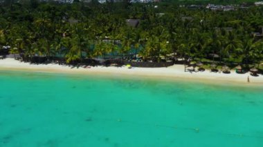 Rıhtım kıyısı boyunca sahil ve mercan resifi ve palmiye ağaçları Mauritius, Afrika, Mauritius adasının kıyısında rıhtım.