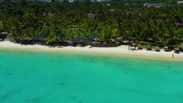 Strand a vízpart mentén és korallzátony és pálmafák, Mauritius, Afrika, móló közelében a strand Mauritius sziget — Stock videók