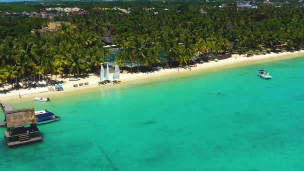 Maurício, Trou aux Biches. Voo acima do mar a bela praia mauriciana e resort Trou aux Biches — Vídeo de Stock