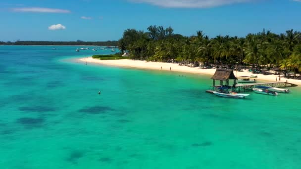 Ile Maurice, Trou aux Biches. Vol au-dessus de la mer la belle plage mauricienne et Trou aux Biches resort — Video