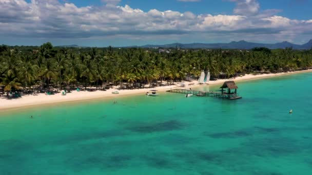 Glijd boven een zonnige pier en kristalheldere oceaan bij Trou aux Biches, Mauritius — Stockvideo