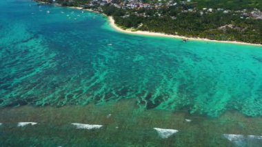 İnsansız hava aracıyla okyanusun sahil şeridinde uçuyor. Muhteşem Trou aux Bishes, Mauritius