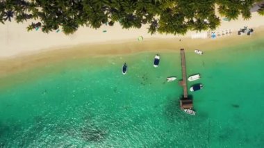 İnsansız hava aracıyla okyanusun sahil şeridinde uçuyor. Muhteşem Trou aux Bishes, Mauritius