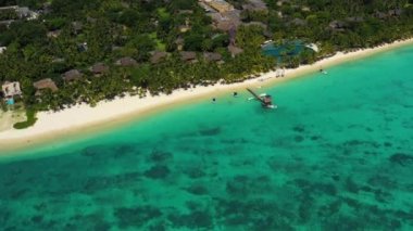 İnsansız hava aracıyla okyanusun sahil şeridinde uçuyor. Muhteşem Trou aux Bishes, Mauritius