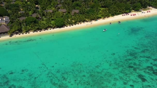 Volando en la Línea Costera del Océano en el Drone. Increíble Trou aux Biches, Mauricio — Vídeos de Stock