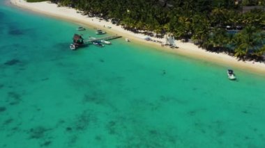 Mauritius 'ta tropik bir sahil. Palmiyeli ve mavi şeffaf okyanuslu kumsal. Hava görünümü