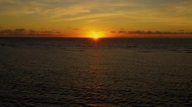 Gün batımında cennet gibi kayalık tropikal ada. Gün batımında okyanus dalgaları. Mauritius.