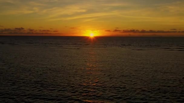Paradise skalnatý tropický ostrov při západu slunce. Oceánské vlny při západu slunce. Mauricius. — Stock video