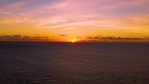 Paradise skalnatý tropický ostrov při západu slunce. Oceánské vlny při západu slunce. Mauricius. — Stock video