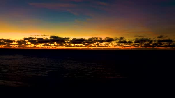 Paradiesische felsige tropische Insel bei Sonnenuntergang. Meereswellen bei Sonnenuntergang. Mauritius. — Stockvideo