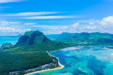 Mauritius Adası manzarası ve ünlü Le Morne Brabant dağı, güzel mavi göl ve su altı şelalesi.