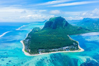 Mauritius Adası manzarası ve ünlü Le Morne Brabant dağı, güzel mavi göl ve su altı şelalesi.