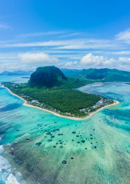 UNESCO 'nun dünya mirası bölgesi Le Morne Brabant' ın hava manzarası. Mauritius adasının mercan kayalığı. panorama sualtı şelalesi
