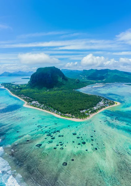 UNESCO 'nun dünya mirası bölgesi Le Morne Brabant' ın hava manzarası. Mauritius adasının mercan kayalığı. panorama sualtı şelalesi