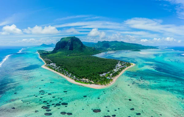 UNESCO 'nun dünya mirası bölgesi Le Morne Brabant' ın hava manzarası. Mauritius adasının mercan kayalığı. panorama sualtı şelalesi