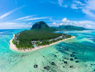 Mauritius Adası manzarası ve ünlü Le Morne Brabant dağı, güzel mavi göl ve su altı şelalesi.