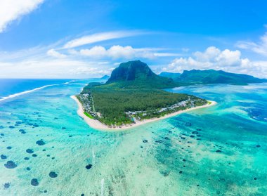Le Morne Brabant Dağı 'nın havadan görünüşü, Mauritius Adası, Afrika. Mauritius Adası Panoraması
