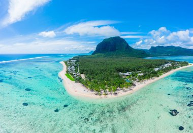 Le Morne Brabant Dağı 'nın havadan görünüşü, Mauritius Adası, Afrika. Mauritius Adası Panoraması