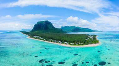 Le Morne Brabant Dağı 'nın havadan görünüşü, Mauritius Adası, Afrika. Mauritius Adası Panoraması