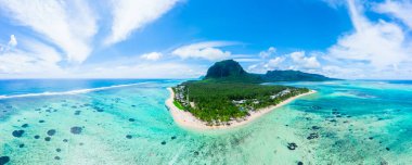 Le Morne Brabant Dağı 'nın havadan görünüşü, Mauritius Adası, Afrika. Mauritius Adası Panoraması