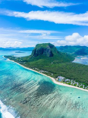 Mauritius 'taki Le Morne Dağı' nda lüks bir plaj. Palmiyeleri ve mavi okyanusu olan bir sahil. Hava görüntüsü. Mauritius Adası Panoraması