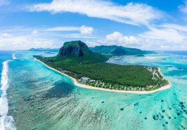 Mauritius 'taki Le Morne Dağı' nda lüks bir plaj. Palmiyeleri ve mavi okyanusu olan bir sahil. Hava görüntüsü. Mauritius Adası Panoraması