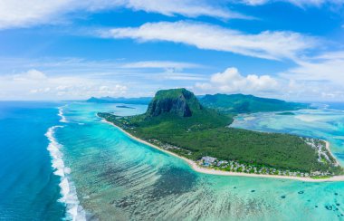 Mauritius 'taki Le Morne Dağı' nda lüks bir plaj. Palmiyeleri ve mavi okyanusu olan bir sahil. Hava görüntüsü. Mauritius Adası Panoraması