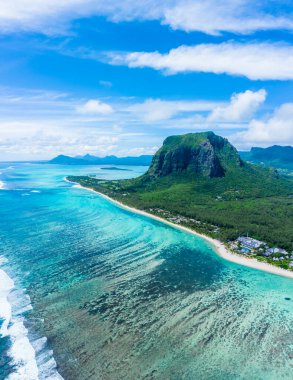 Mauritius adasının havadan panoramik görüntüsü - Le Morne Brabant dağının sualtı şelalesi perspektifli optik illüzyonu - Gezinti ve doğa harikaları filtresi ile seyahat kavramı