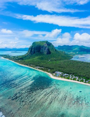 Mauritius adasının havadan panoramik görüntüsü - Le Morne Brabant dağının sualtı şelalesi perspektifli optik illüzyonu - Gezinti ve doğa harikaları filtresi ile seyahat kavramı