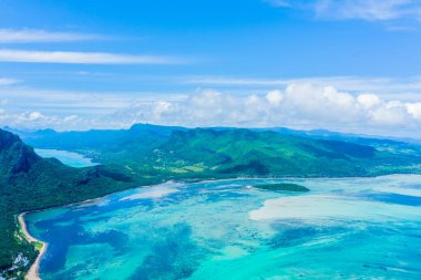 Mauritius adasının havadan panoramik görüntüsü - Le Morne Brabant dağının sualtı şelalesi perspektifli optik illüzyonu - Gezinti ve doğa harikaları filtresi ile seyahat kavramı