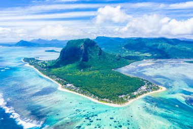Mauritius Adası manzarası ve ünlü Le Morne Brabant dağı, güzel mavi göl ve su altı şelalesi.
