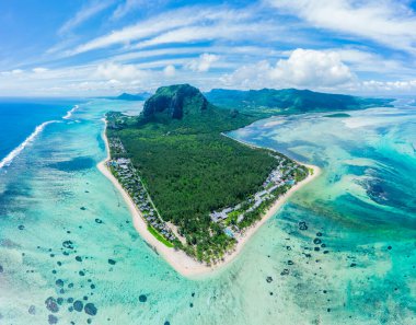 Mauritius adasının havadan panoramik görüntüsü - Le Morne Brabant dağının sualtı şelalesi perspektifli optik illüzyonu - Gezinti ve doğa harikaları filtresi ile seyahat kavramı