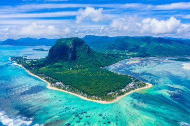 Mauritius Adası manzarası ve ünlü Le Morne Brabant dağı, güzel mavi göl ve su altı şelalesi.