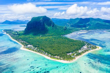 Mauritius Adası manzarası ve ünlü Le Morne Brabant dağı, güzel mavi göl ve su altı şelalesi.