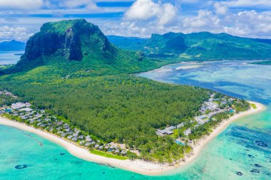 Mauritius Adası manzarası ve ünlü Le Morne Brabant dağı, güzel mavi göl ve su altı şelalesi.