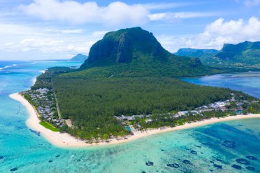 UNESCO 'nun dünya mirası bölgesi Le Morne Brabant' ın hava manzarası. Mauritius adasının mercan kayalığı. panorama sualtı şelalesi