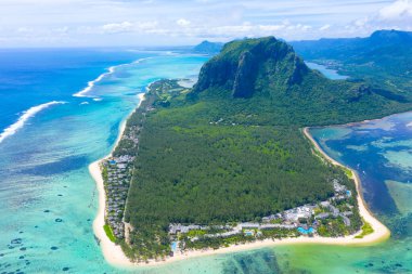 UNESCO 'nun dünya mirası bölgesi Le Morne Brabant' ın hava manzarası. Mauritius adasının mercan kayalığı. panorama sualtı şelalesi