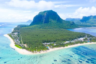 UNESCO 'nun dünya mirası bölgesi Le Morne Brabant' ın hava manzarası. Mauritius adasının mercan kayalığı. panorama sualtı şelalesi
