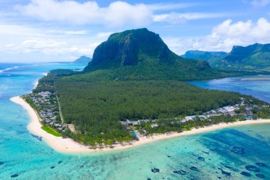 UNESCO 'nun dünya mirası bölgesi Le Morne Brabant' ın hava manzarası. Mauritius adasının mercan kayalığı. panorama sualtı şelalesi