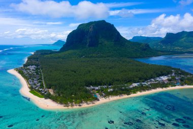 UNESCO 'nun dünya mirası bölgesi Le Morne Brabant' ın hava manzarası. Mauritius adasının mercan kayalığı. panorama sualtı şelalesi