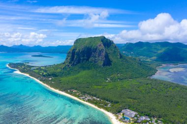 UNESCO 'nun dünya mirası bölgesi Le Morne Brabant' ın hava manzarası. Mauritius adasının mercan kayalığı. panorama sualtı şelalesi